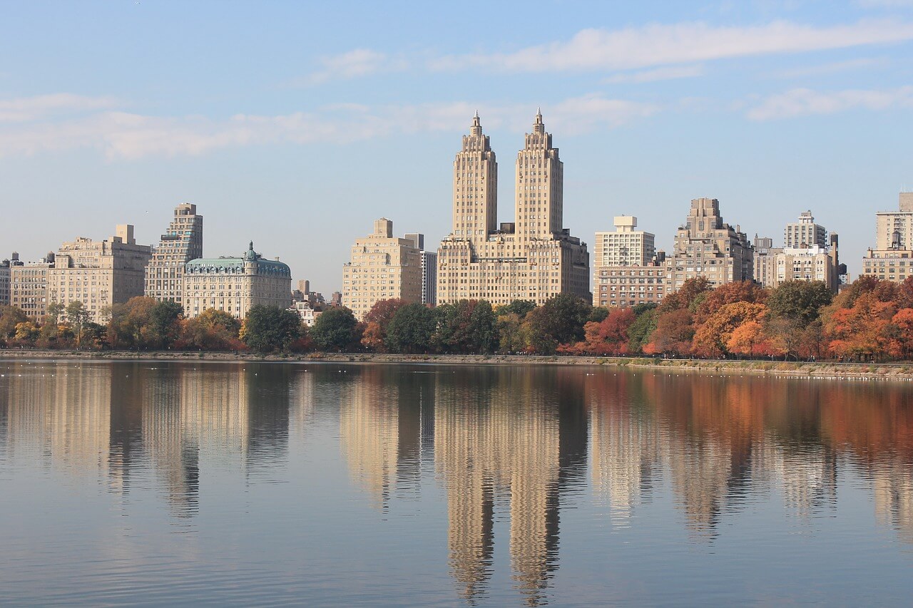 Picture of the lake inside Central Park